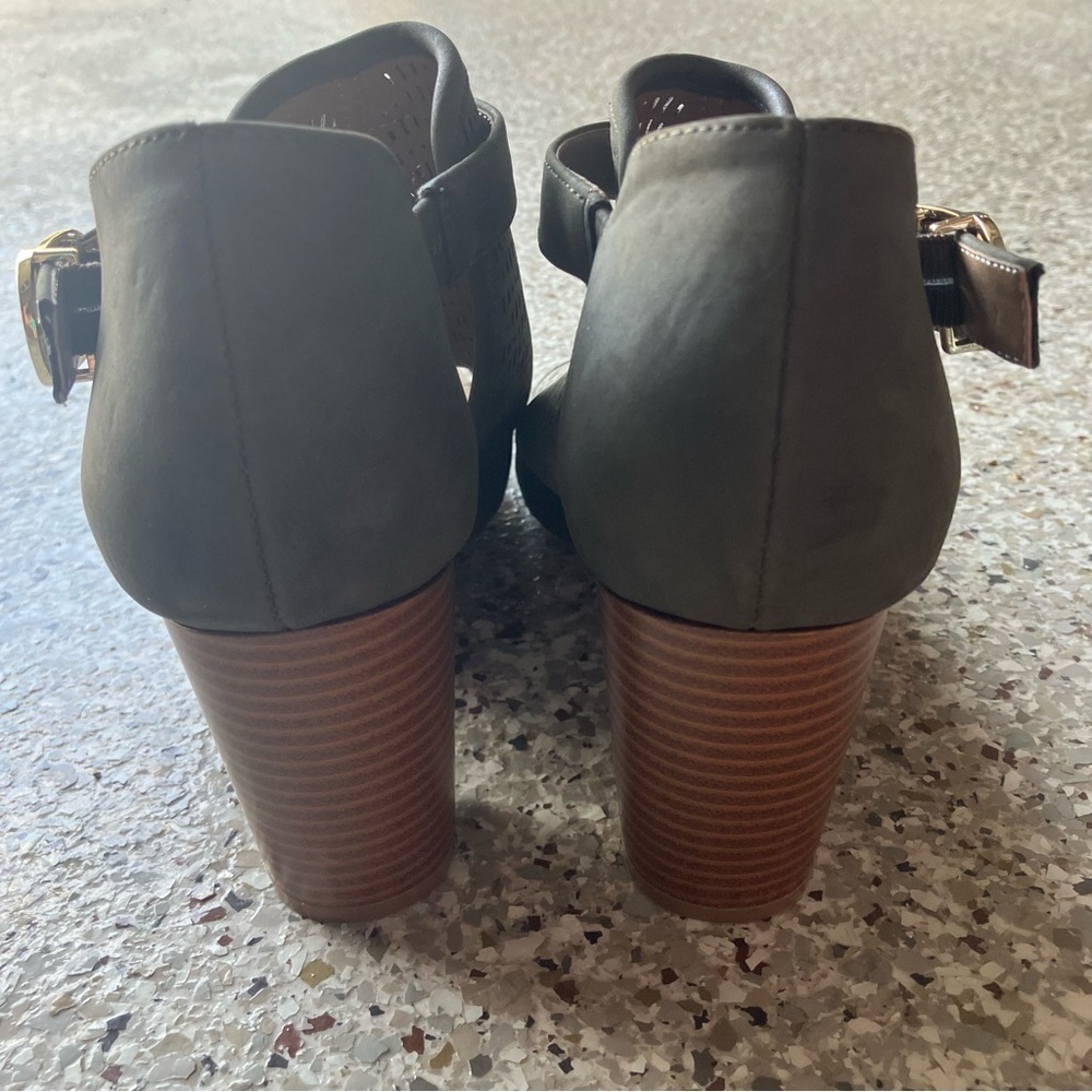 GIANI BERNINI JACCEE Memory Foam Olive Green Open Toe Block Heel Bootie (8) - Picture 6 of 9